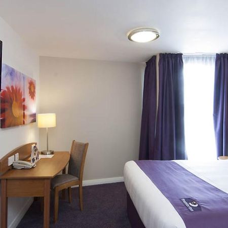 Premier Inn London Gatwick Airport South - London Road Crawley  Exterior photo