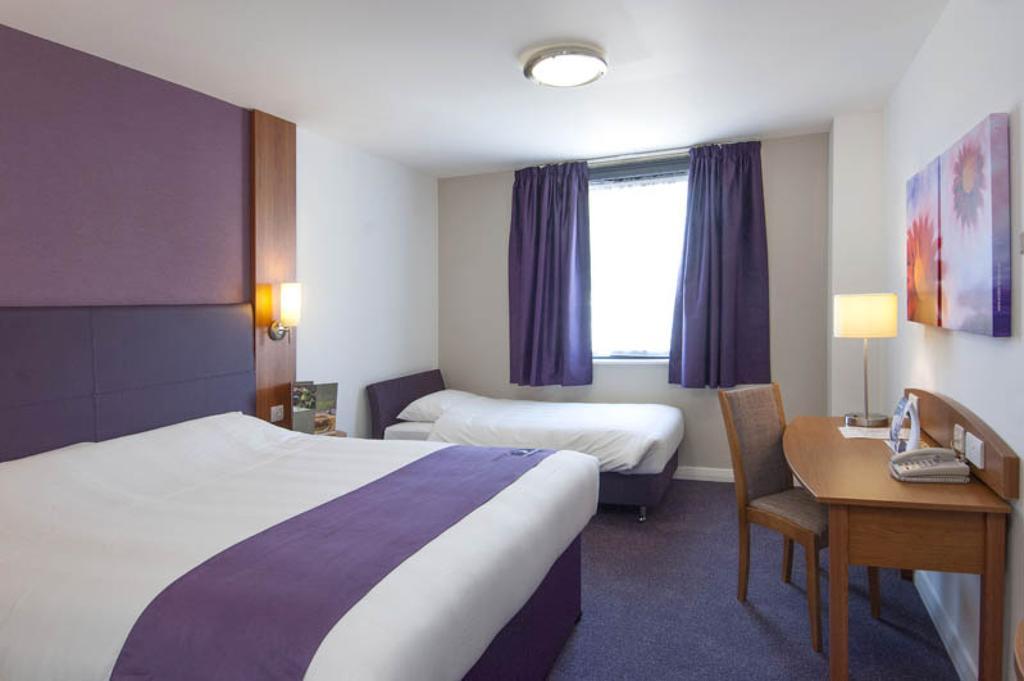 Premier Inn London Gatwick Airport South - London Road Crawley  Exterior photo