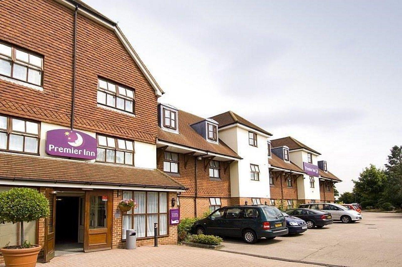 Premier Inn London Gatwick Airport South - London Road Crawley  Exterior photo