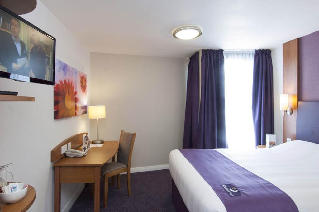 Premier Inn London Gatwick Airport South - London Road Crawley  Exterior photo